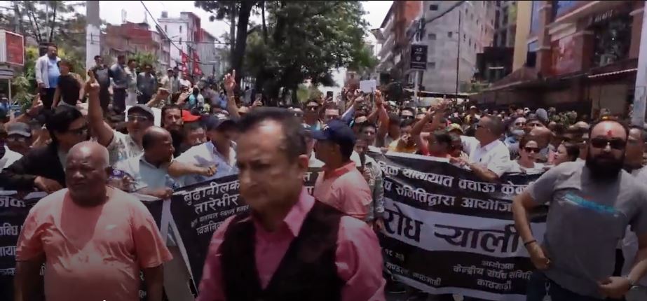 राइड सेयरिङको विरोध गर्दै सडकमा उत्रिए यातायात व्यवसायीहरु